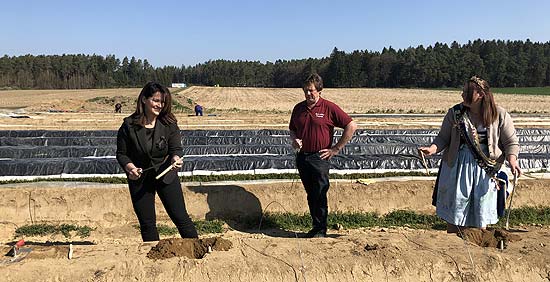 Landwirtschaftsministerin Michaela Kaniber, Spargelerzeuger Jakob Koppold, Schrobenhausener Spargelkönigin Juliane I (©Foto: Martin Schmitz)